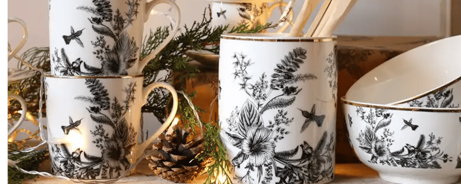 To gyldne, dekorerede greb formet som hænder monteret på en træflade.