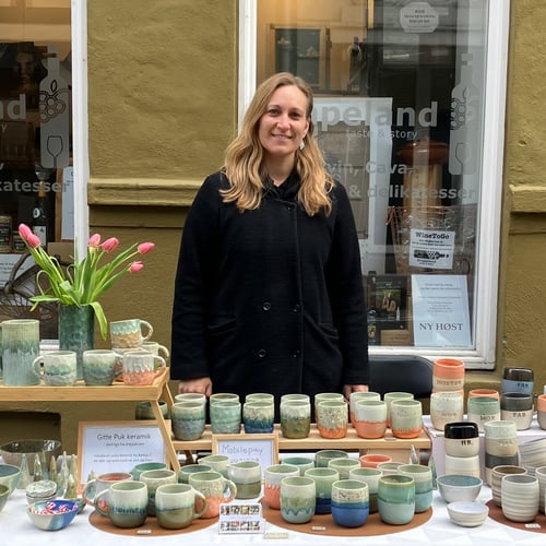 Portræt af Gitte Puk keramik  - darlings fra drejeskiven