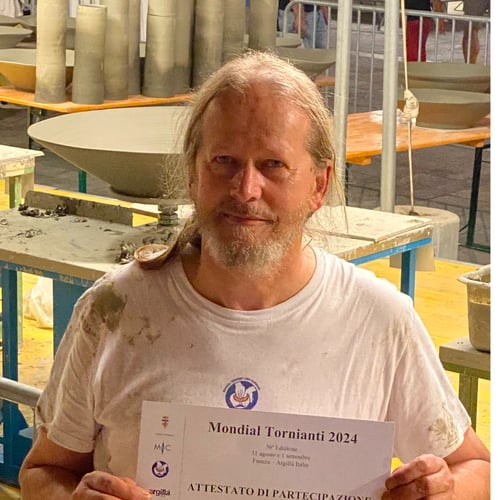 Portræt af Henning Fjendbo Keramik