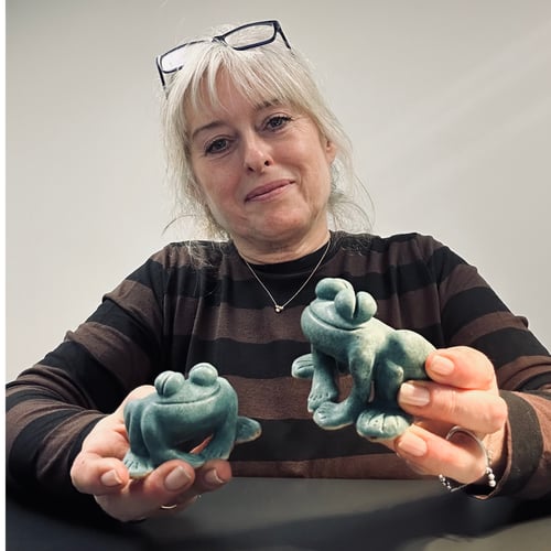 Portræt af Charlottes keramikhylde