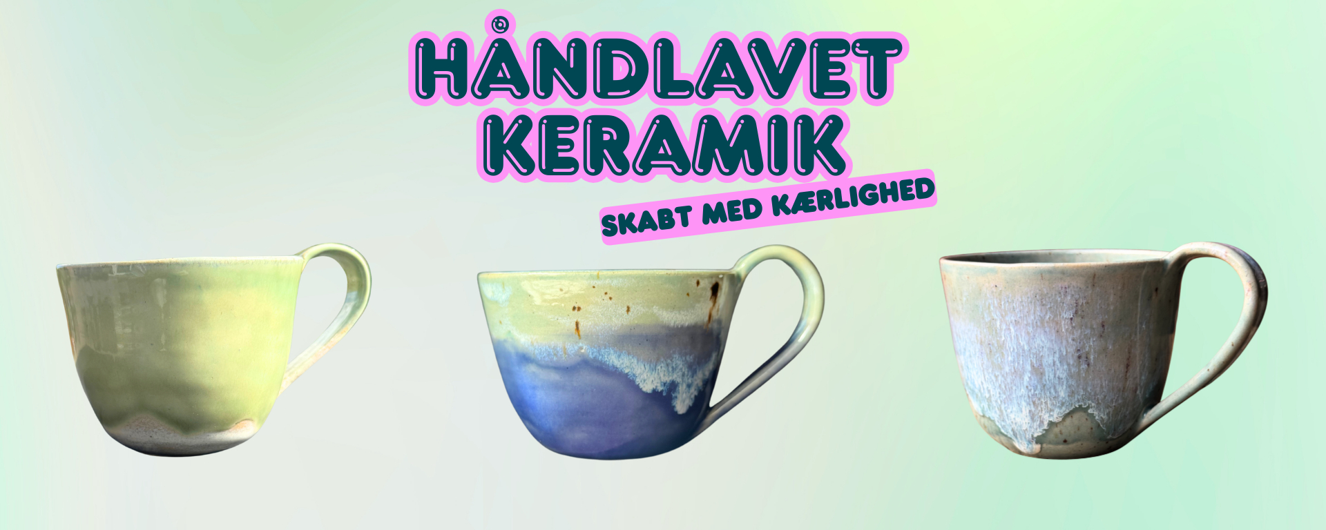 Højbed og plantekasser i rustent metal med blomster og planter under blå himmel.