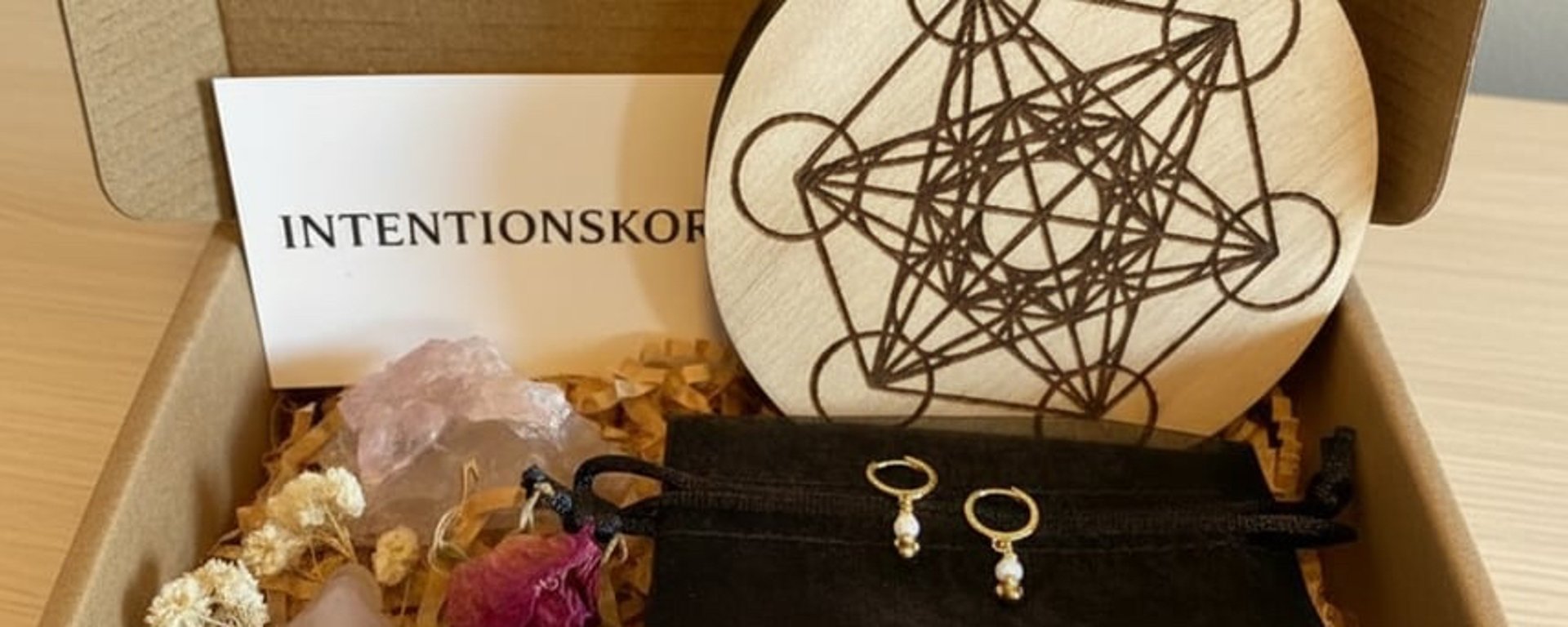 Billede af sølvsmykker med månesten, der inkluderer en ring, et vedhæng og et par øreringe.