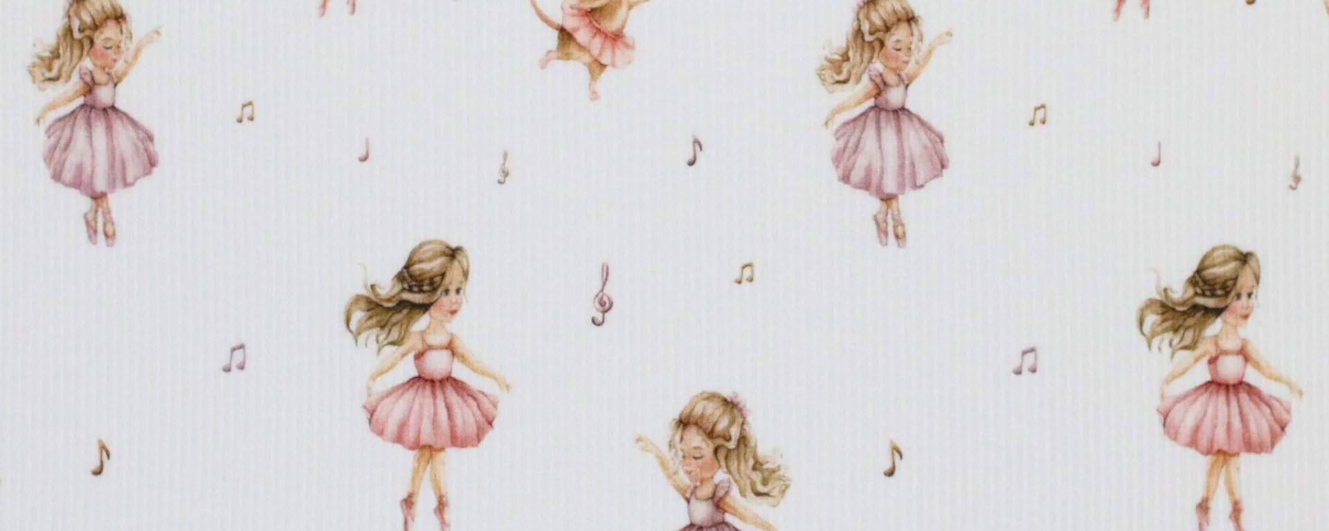 To stakke stof med forskellige mønstre, hvor den øverste er cremefarvet med lyserøde og lilla blomster, og den nederste er lyserød med ribbet tekstur.