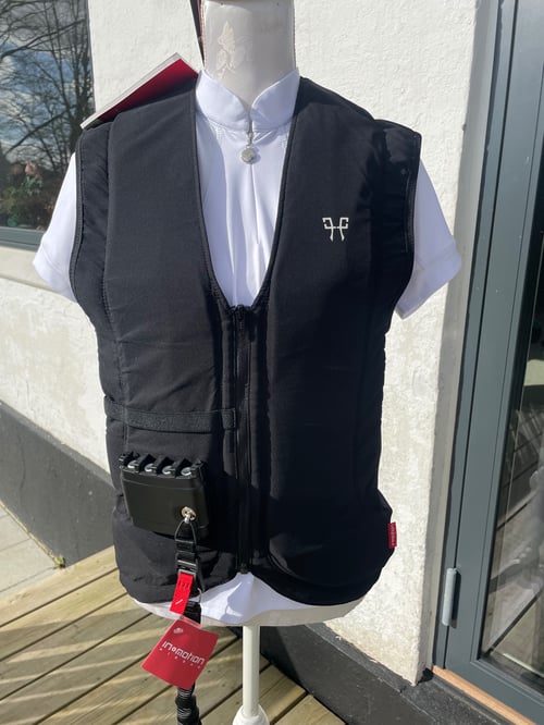 Sort airbagvest med lynlås og elektronik enhed på fronten, vist på mannequindukke iført hvid skjorte. (1)