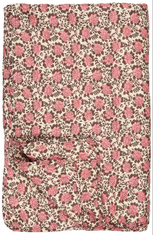 Tæppe med blomstret mønster i rosa og brune nuancer på beige bund.