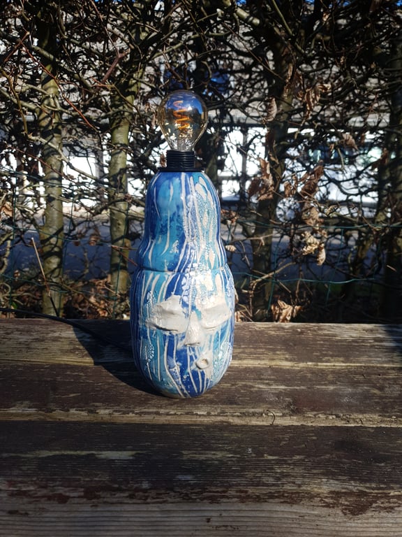 Syngende blå håndlavet lampe 