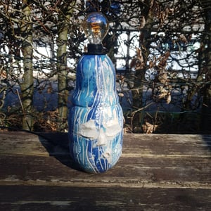 Syngende blå håndlavet lampe  – produktbillede