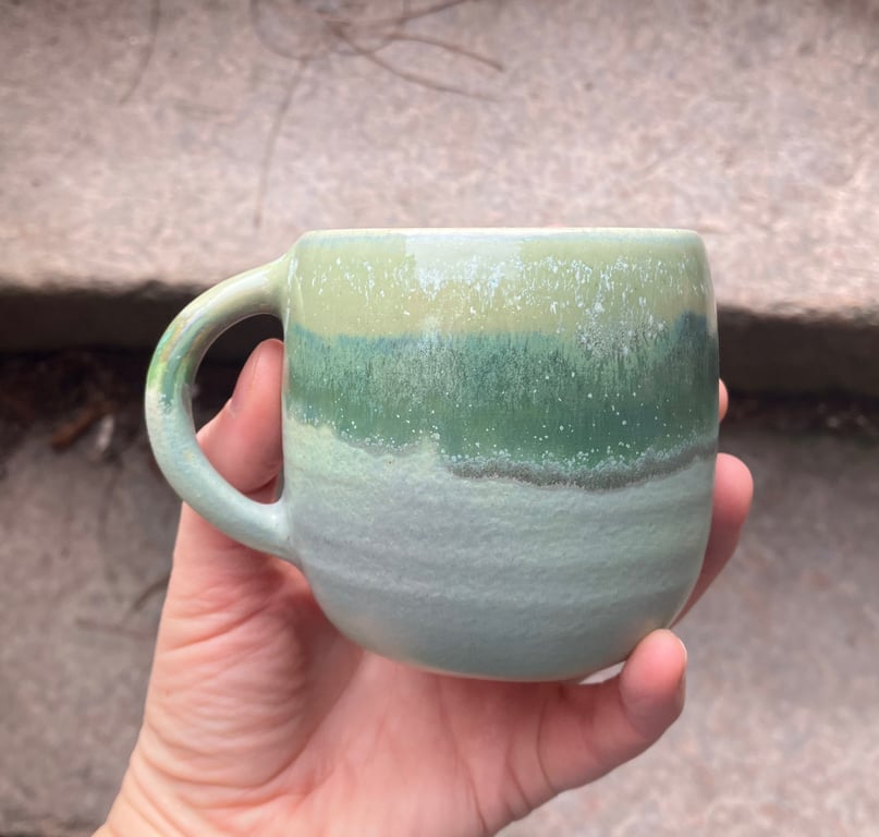 Hånddrejet kop med hank 