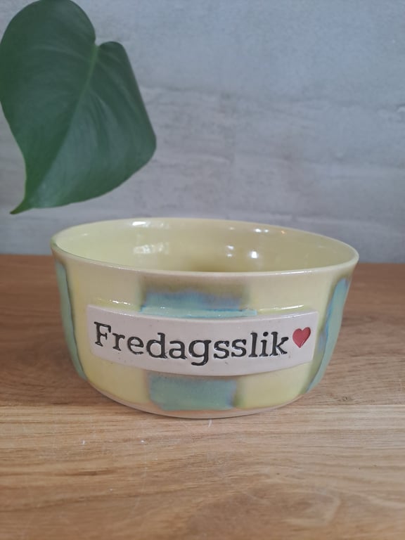 Fredagsslik skålen er 14,5 cm i diameter og 6,5 cm høj