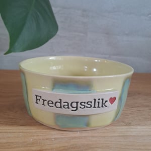 Fredagsslik skålen er 14,5 cm i diameter og 6,5 cm høj – produktbillede
