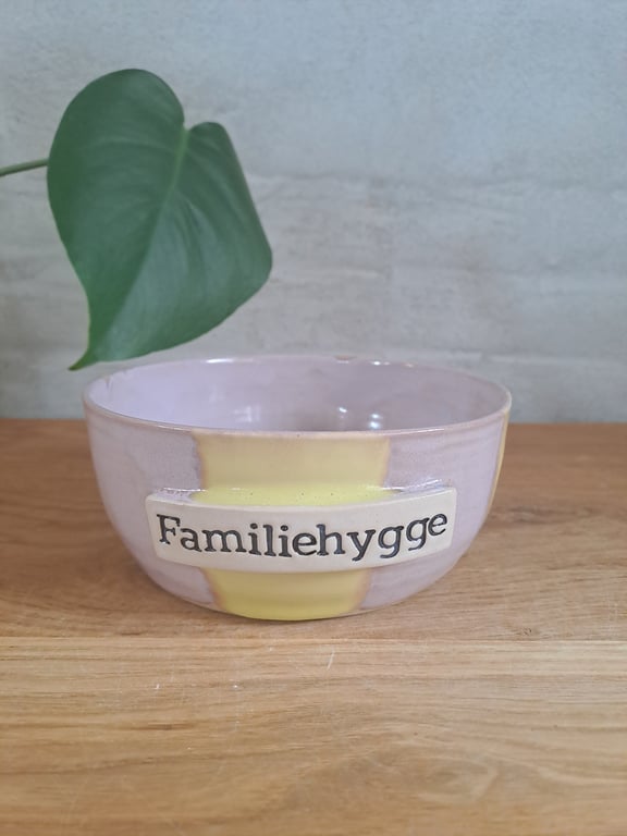 Familiehygge skålen er 15,5 cm i diameter og 6,5 cm høj