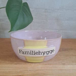 Familiehygge skålen er 15,5 cm i diameter og 6,5 cm høj – produktbillede