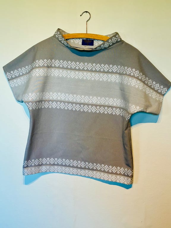 Grå Trine-bluse med guldstribe