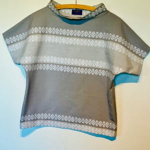 Grå Trine-bluse med guldstribe – produktbillede