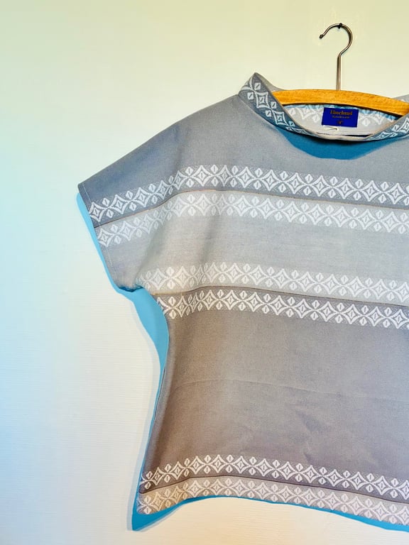 Grå Trine-bluse med guldstribe billede 2