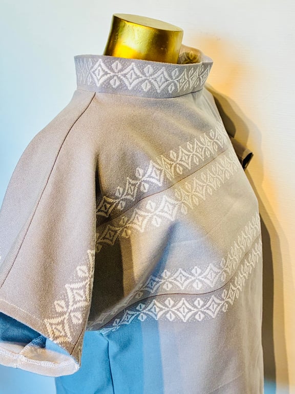 Grå Trine-bluse med guldstribe billede 3