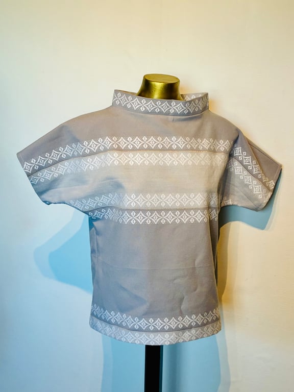 Grå Trine-bluse med guldstribe billede 5