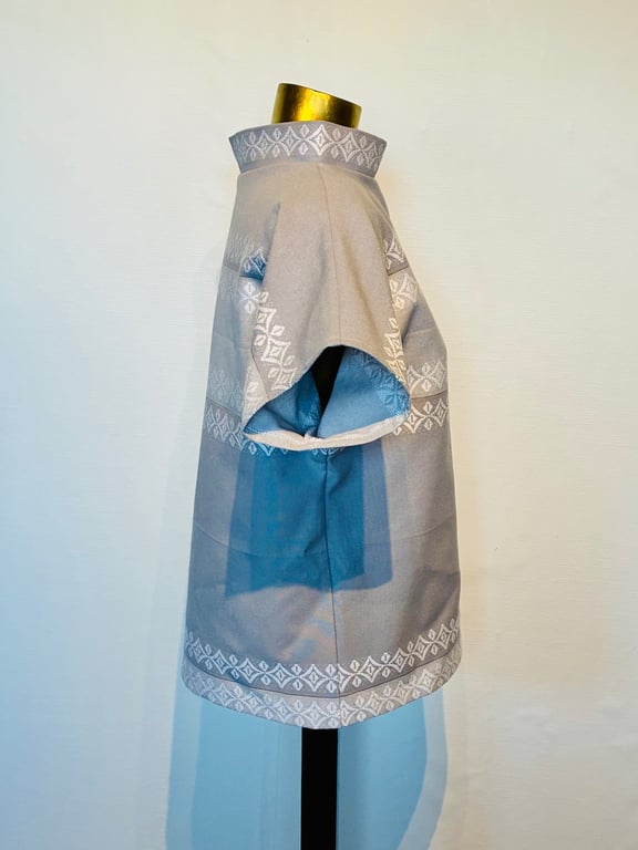 Grå Trine-bluse med guldstribe billede 4