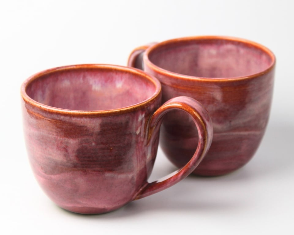 Kop i røde/lyserøde farver