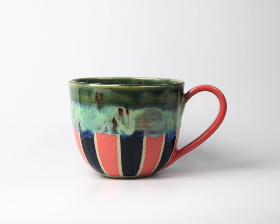 Kop i lyserød, sort og grøn