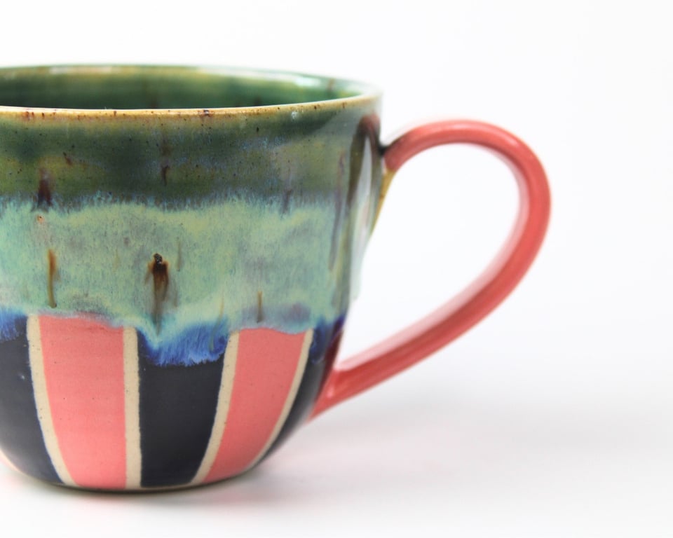 Kop i lyserød, sort og grøn