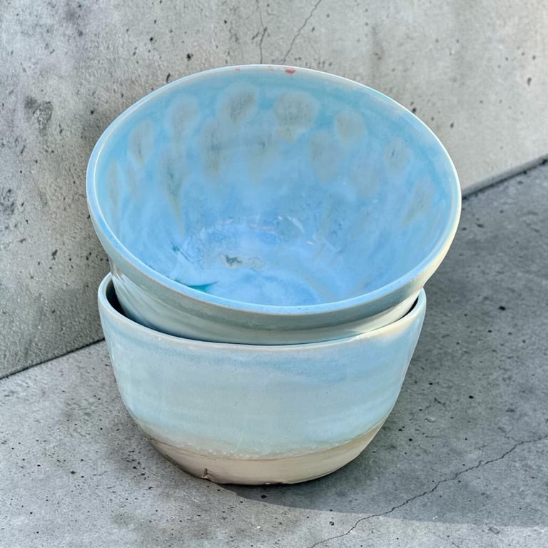 Babyblå skål – hånddrejet