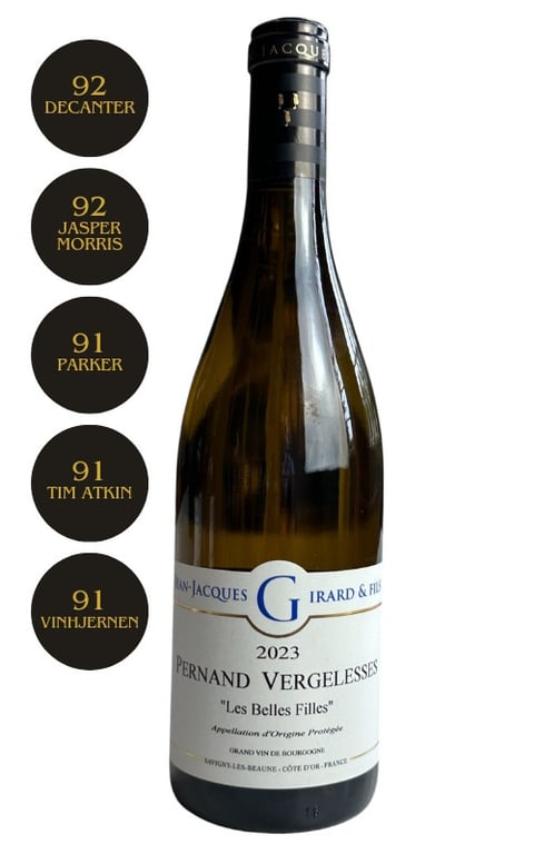 Flaske af 2023 Pernand Vergelesses "Les Belles Filles" hvidvin fra Jean-Jacques Girard & Fils med vurderingscirkler fra Decanter, Jasper Morris, Parker, Tim Atkin og Vinhjernen.