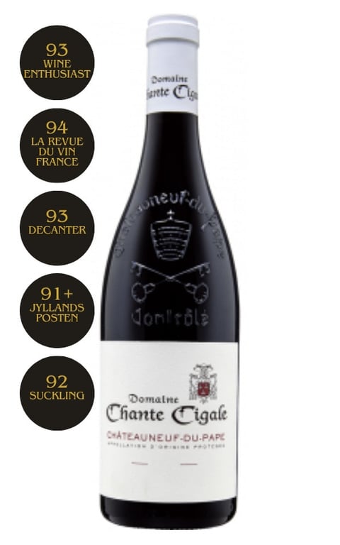 Flaske med rødvin fra Domaine Chante Cigale Châteauneuf-du-Pape med vurderinger fra Wine Enthusiast, La Revue du Vin France, Decanter, Jyllands Posten og Suckling vist ved siden af.