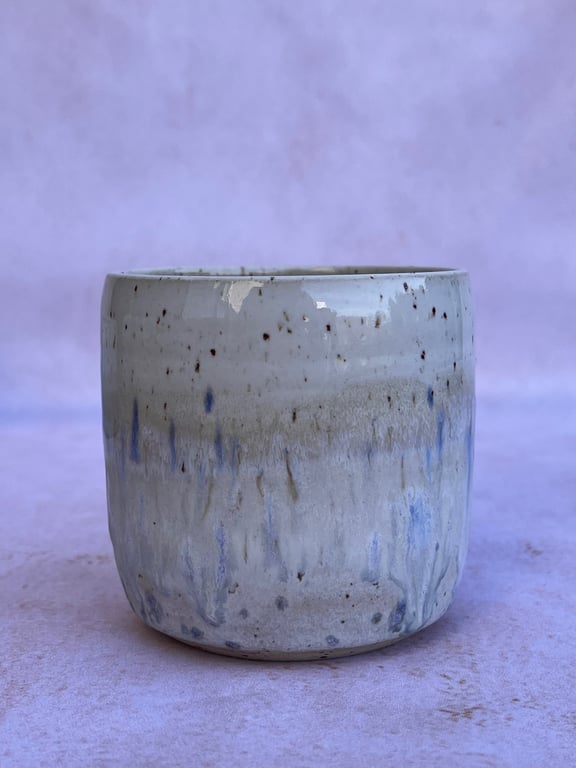 Blå/hvid kop. 280 ml. H: 8 cm