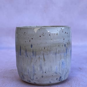 Blå/hvid kop. 280 ml. H: 8 cm – produktbillede