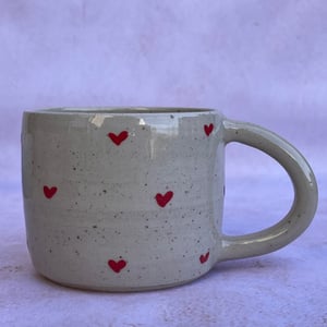 Kop med hjerter. 360 ml. H: 7,5 cm – produktbillede
