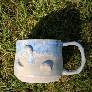 Kop med croissant  – produktbillede