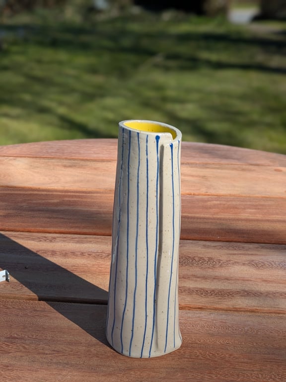 Vase gul med blå striber 