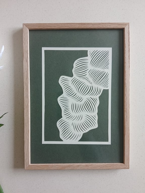 Indrammet minimalistisk kunst med abstrakte, buede hvide linjer på en mørkegrøn baggrund.