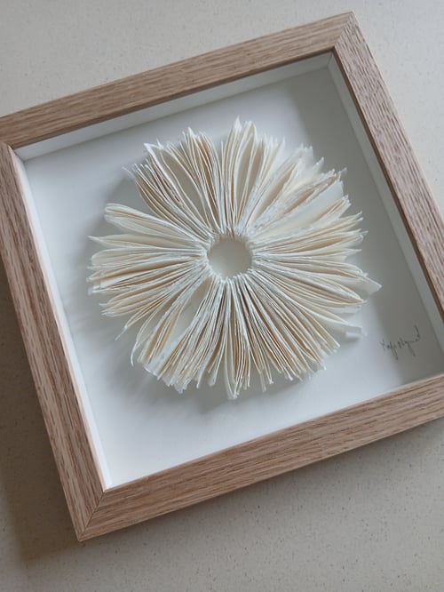 20x20cm, relief, hvid, indrammet  (2)