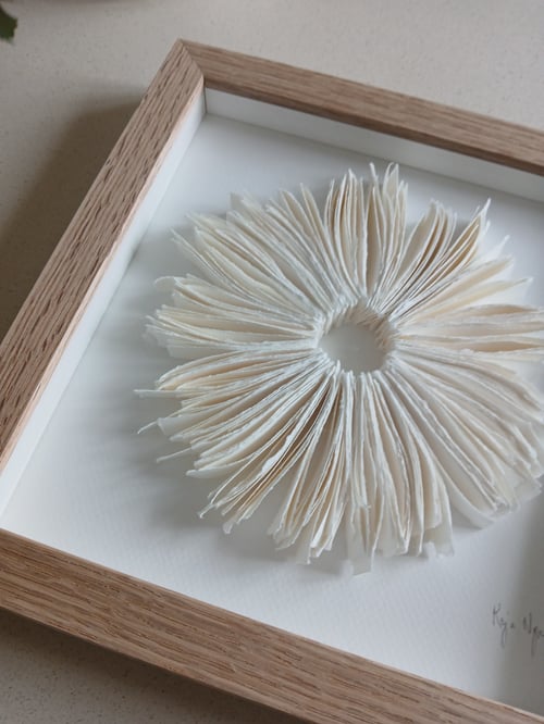 20x20cm, relief, hvid, indrammet  (2)