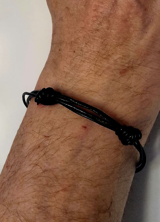 3-dobbelt læderarmbånd med glideknude.