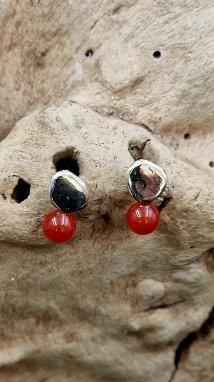 Karneol unika guld ørestikker.