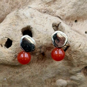 Karneol unika guld ørestikker. – produktbillede