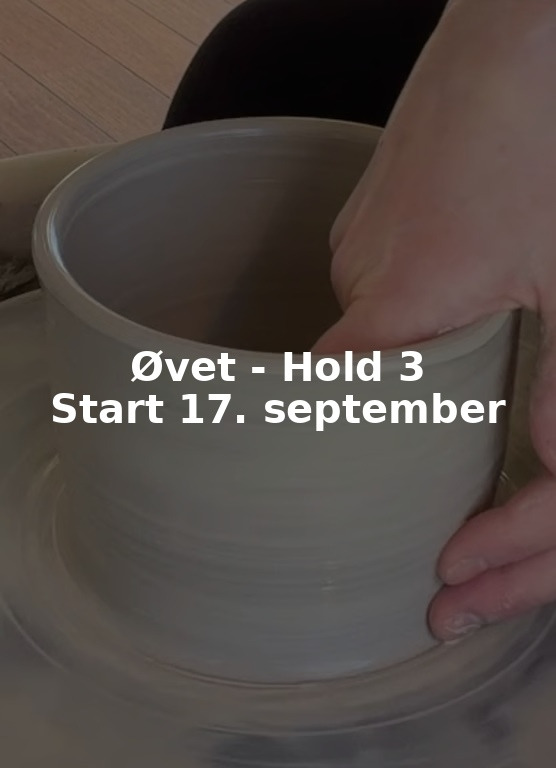 En hånd former en lerpotte på en drejeskive. Tekst over billedet: "Øvet - Hold 3 Start 17. september".