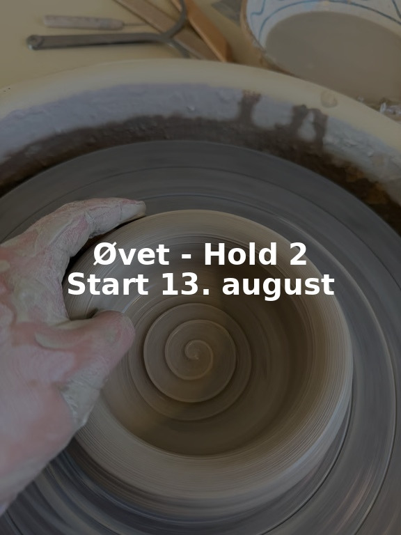 Hånd, der former ler på en drejeskive i et keramikværksted. Tekst: "Øvet - Hold 2 Start 13. august".