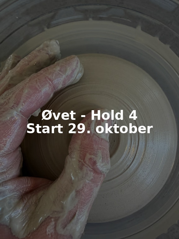 Hånd dækket af ler former en skål på en drejeskive med teksten "Øvet - Hold 4 Start 29. oktober" over billedet.