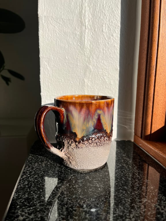 Kop med varme farver