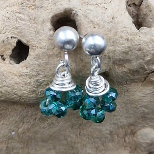 Grønne krystal ørestikker – produktbillede