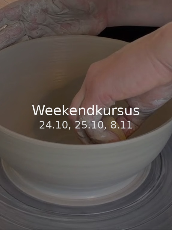 Hænder former ler på en drejeskive, tekst over billedet med datoer for weekendkursus.