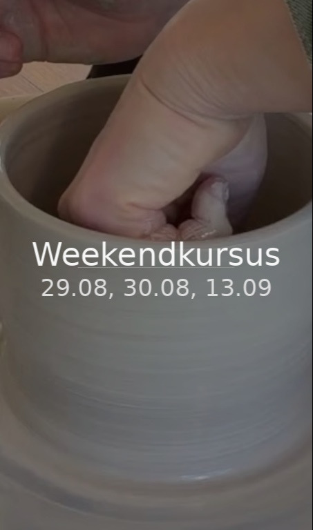 Hånd, der former ler på en drejeskive under en weekendkursus i keramik.