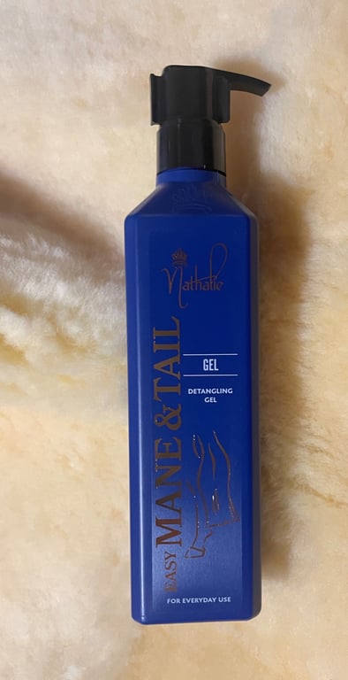 Billede af en blå plastikflaske med sort pumpe, mærket "Nathalie Easy Mane & Tail Gel - Detangling Gel" til daglig brug.
