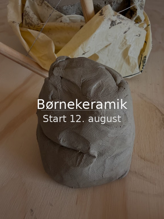 En klump våd ler på et træbord med en brugt og tilsmudset stofpose i baggrunden. Tekst: "Børnekeramik Start 12. august".