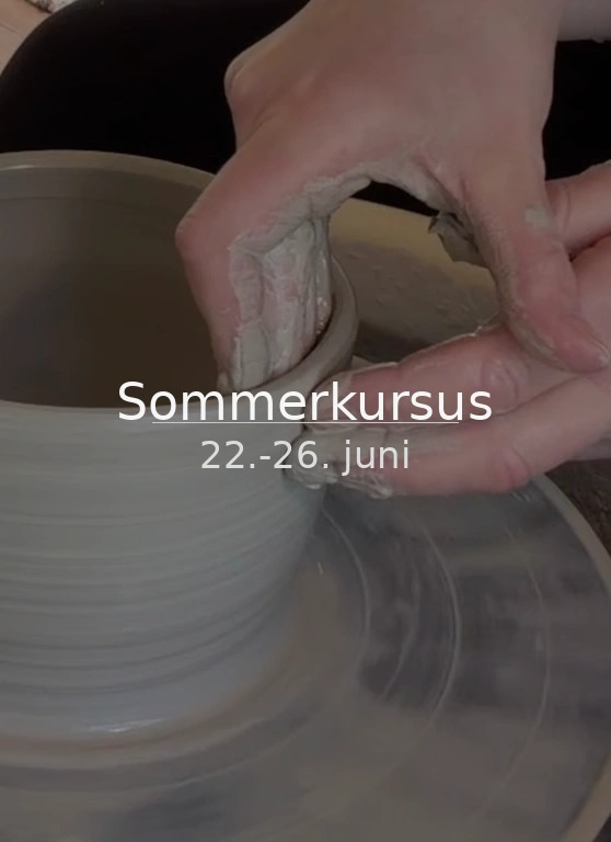 Hånd former ler på en drejeskive med teksten "Sommerkursus 22.-26. juni" over.