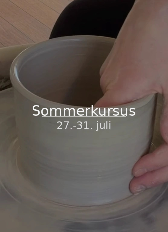 Hånd der former ler på en drejeskive med tekst "Sommerkursus 27.-31. juli".